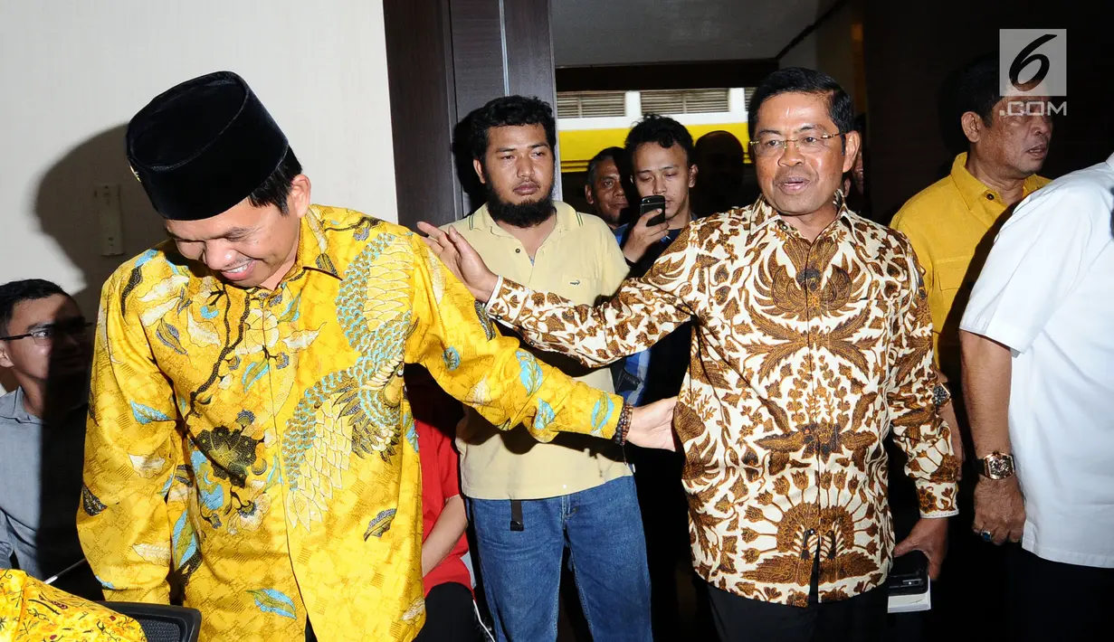 Ketua DPD I Partai Golkar Jabar, Dedi Mulyadi (kiri) usai bersalaman dengan Plt Ketum Partai Golkar, Idrus Marham di Jakarta, Rabu (6/12). Bersama pimpinan 31 DPD Partai Golkar, Dedi menyerahkan surat permohonan Munaslub. (Liputan6.com/Helmi Fithriansyah)