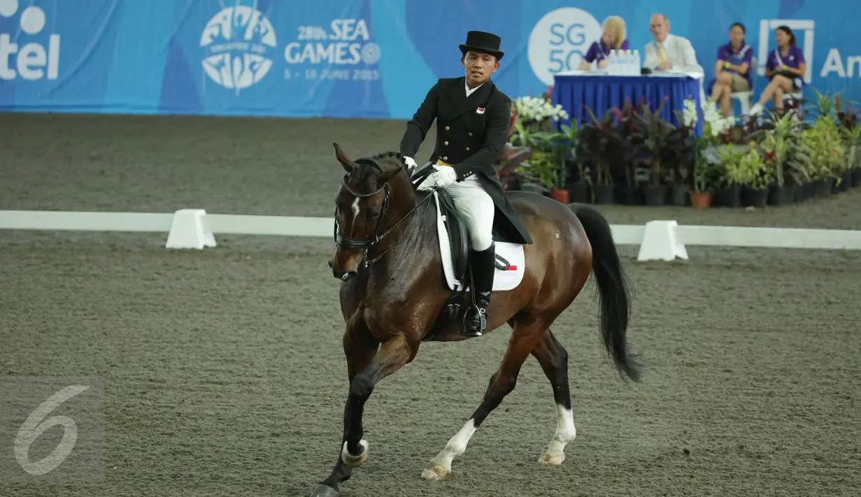Penampilan atlet berkuda, Alfaro Menayang di nomor tunggang serasi tim Sea Games 2015 yang dihelat di Singapore Turf Club Riding Centre, Sabtu (6/6/2015). Alfaro Menayang mengumpulkan nilai 66.132%. (Liputan6.com/Helmi Fithriansyah)
