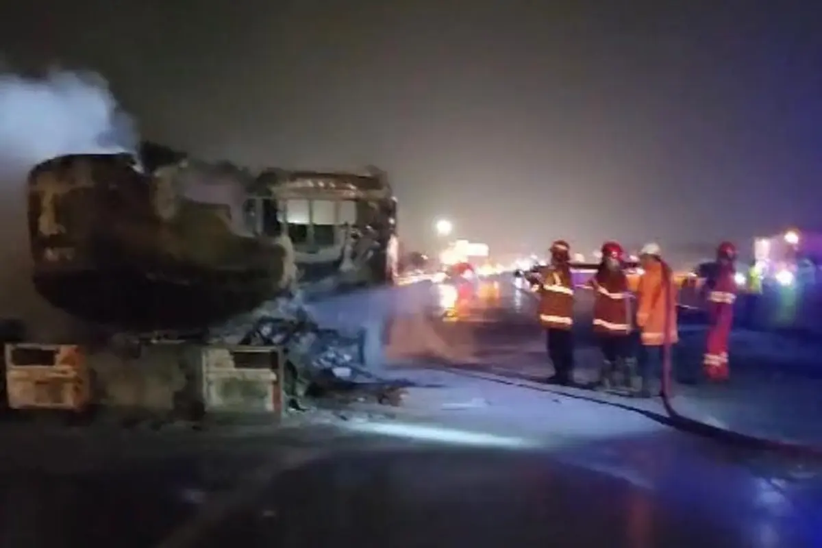 Tim Dinas Pemadam Kebakaran Kabupaten Ngawi bersama dengan Pertamina berhasil memadamkan kobaran api pada mobil tangki BBM di ruas tol Ngawi-Kertosono, Selasa (25/6) (Istimewa)