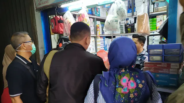 Warga Menyerbu lapak penjual alat-alat kesehatan di Pasar Pramuka, Matraman, Jakarta Timur, Selasa (3/3/2020). Masyarakat memborong masker usai Presiden Jokowi mengumukan 2 WNi positif terjangkit virus Corona.