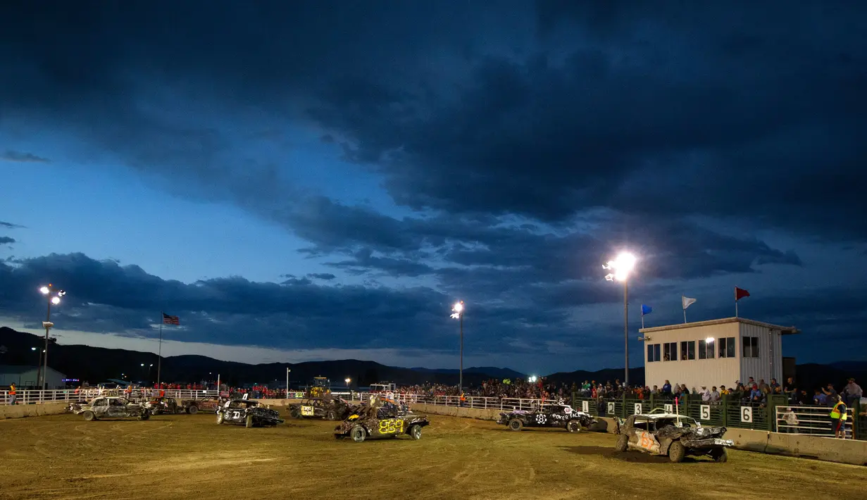 PHOTO Sensasi Lomba TabrakTabrakan Mobil di Colorado Foto