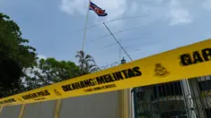 Garis polisi terpasang di depan kantor Kedutaan Besar (Kedubes) Korea Utara di Kuala Lumpur, Selasa (7/3). Langkah ini membalas keputusan Korut yang melarang seluruh warga negara Malaysia untuk meninggalkan negara komunis itu. (MOHD RASFAN/AFP)