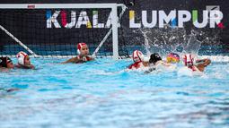 Atlet polo air putri Indonesia saat beraksi melawan atlet polo air putri Malaysia  di National Aquatic Center, Bukit Jalil, Kuala Lumpur, Malaysia, Sabtu (19/8). Indonesia mengalahkan Malaysia dengan skor 7-1. (Liputan6.com/Faizal Fanani)