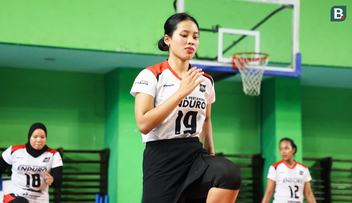 Tisya Amallya tampak serius melaukan sesi latihan bersama Jakarta Pertamina Enduro yang bertempat di GOR Bulungan, Jakarta Selatan pada Selasa (31/12/2024). (Bola.com/Abdul Aziz)