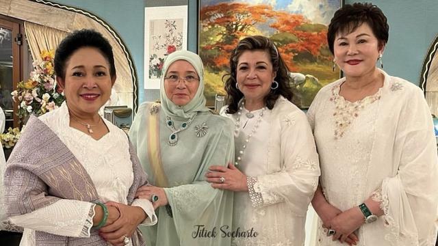 Potret Titiek santap jamuan malam, sumber Instagram: @titieksoeharto