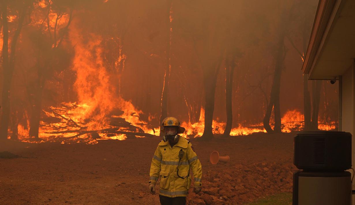 Seorang petugas pemadam kebakaran berada di lokasi kebakaran di dekat Wooroloo, di Perth, Australia, Selasa (2/1/2021). Kebakaran hutan tak terkendali di sebuah wilayah di sebelah timur laut Perth telah menghancurkan puluhan rumah dan kemungkinan mengancam lebih banyak lagi (Evan Collis/DFES via AP)