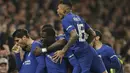 Para pemain Chelsea merayakan gol Alvaro Morata (kiri) saat melawan Bournemouth pada laga perempatfinal Piala Liga Inggris di Stamford Bridge stadium, London, (20/12/2017). Chelsea menang 2-1.  (AP/Alastair Grant)
