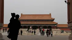 Pengunjung berjalan di Forbidden City atau Kota Terlarang di Beijing, (7/3). Kota Terlarang, merupakan istana terisolasi kaisar Qing dan Dinasti Ming China untuk tempat wisata utama yang terletak di pusat ibu kota. (AP Photo/Aijaz Rahi)