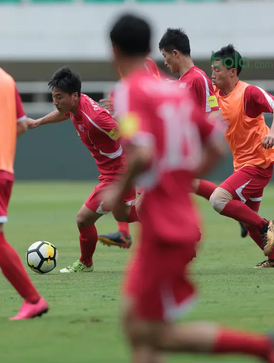 Aksi para pemain Korea Utara saat melakukan sesi uji coba lapangan di Stadion Pakansari, Bogor, (26/4/2018). Korea Utara akan mengikuti ajang PSSI Anniversarry Cup 2018. (Bola.com/Nick Hanoatubun)