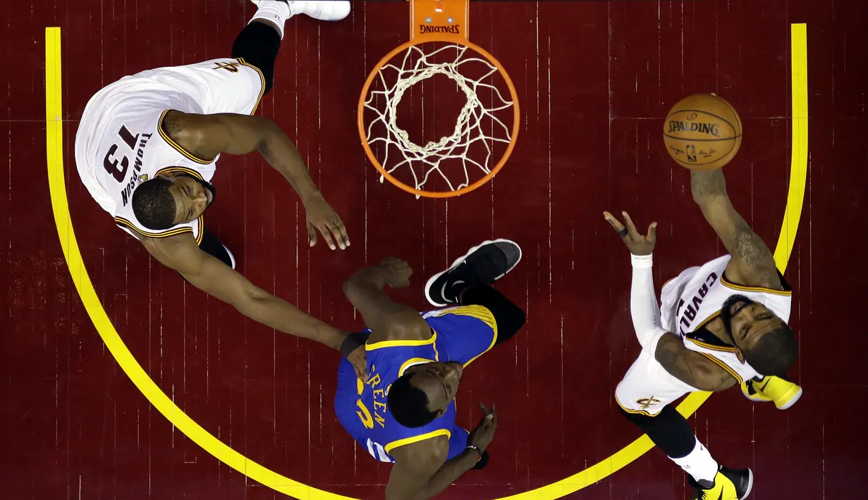 Pemain Cleveland Cavaliers, Kyrie Irving, memasukan bola saat pertandingan melawan Cleveland Cavaliers pada Gim 3 Final NBA 2017, Rabu (7/6/2017). Warriors menang 118-113. (EPA/Ron Schwane)