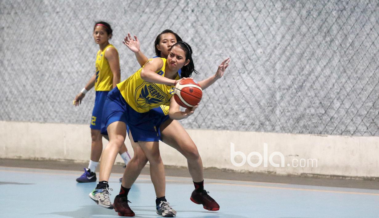 Pebasket Merpati Bali, Dewa Ayu mencoba melewati lawannya saat melakukan sesi latihan tim di Futsal Hut, Asaba Arena, Jumat (20/1/2017).  (Bola.com/Nicklas Hanoatubun)