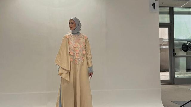 Potet Paula Verhoeven di Jakarta Fashion Week 2025 (credit: https://www.instagram.com/paula_verhoeven/)