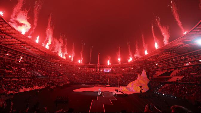 Kembang api terlihat selama Upacara Pembukaan Pan American Games Lima 2019 di Estadio Nacional, Lima, Peru (26/7/2019). Pan American Games XVIII diadakan dari 26 Juli hingga 11 Agustus 2019. (AP Photo/Fernando Llano)