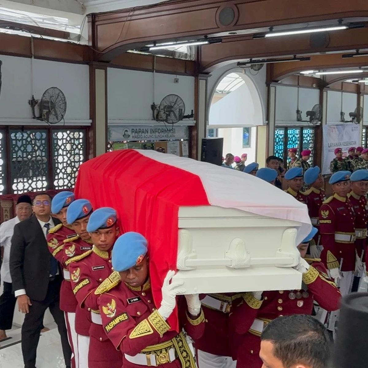 Jenazah Try Sutrisno Disalatkan di Masjid Sunda Kelapa