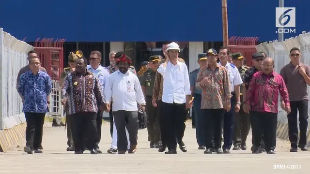 Presiden Jokowi meninjau dermaga pelabuhan Nabire.