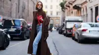 Ingin mencoba tampil keren dengan long coat cokelat? Simak tiga inspirasinya berikut ini. (Foto: Instagram/@thestylestalkercom)