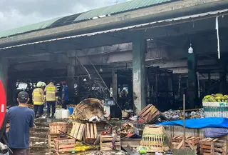 Kebakaran hari ini, Senin (15/12/2025) di Pasar Induk Kramat Jati, Jakarta Timur. (Liputan6.com/Muhammad Radityo Priyasmoro)