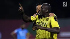 Pemain depan Bhayangkara FC, Herman Dzumafo Epandi berlari merayakan golnya ke gawang Perseru pada lanjutan Go-Jek Liga 1 Indonesia 2018 bersama Bukalapak di Stadion PTIK, Jakarta, Rabu (12/9). Bhayangkara FC unggul 1-0. (Liputan6.com/Helmi Fithriansyah)