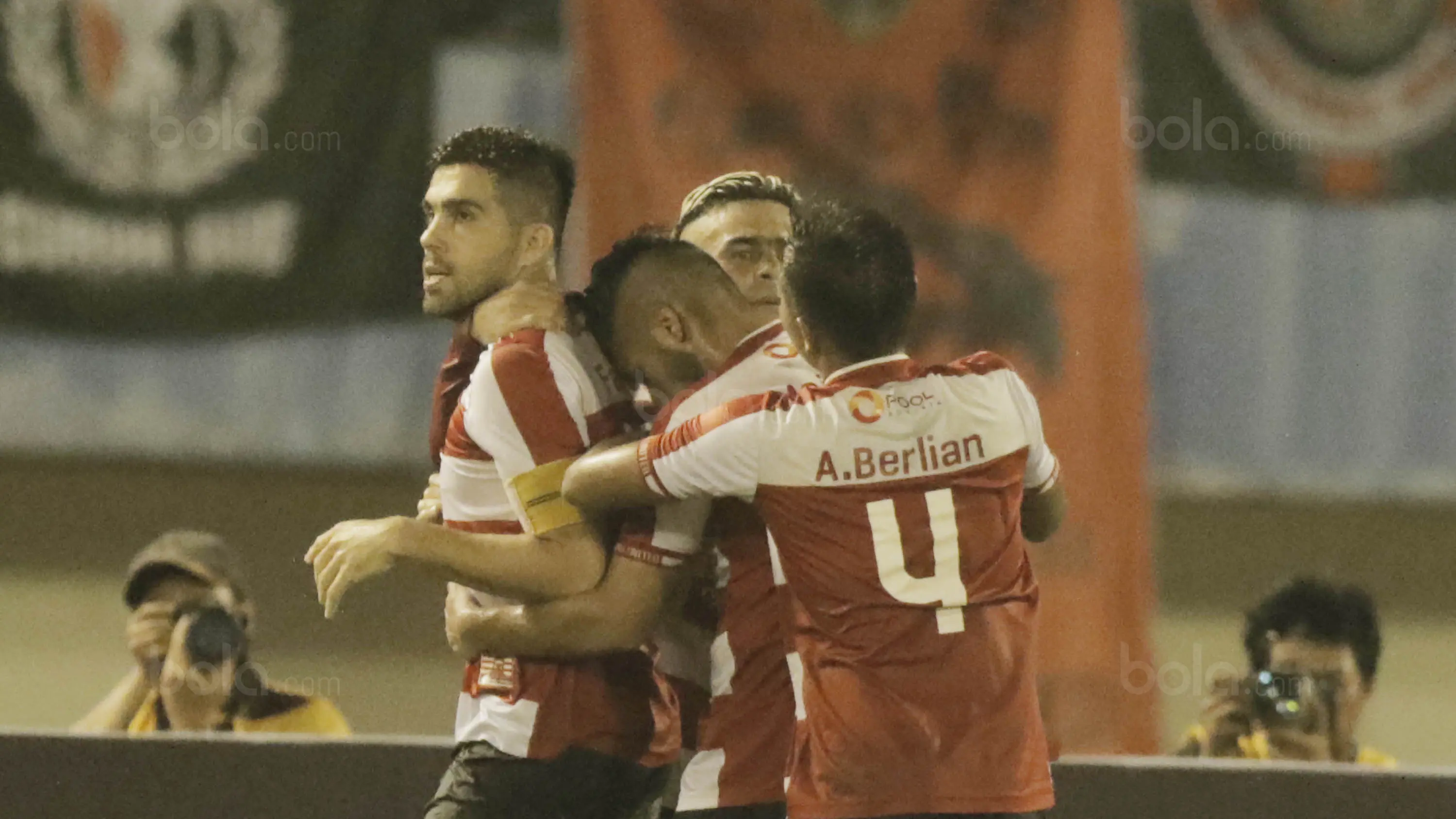 Pemain Madura United merayakan gol yang dicetak oleh Fabiano ke gawang Bali United pada laga perempat final Piala Presiden di Stadion Manahan, Solo, Sabtu, (3/2/2018). Skor babak pertama Madura United unggul 2-1. (Bola.com/M Iqbal Ichsan)