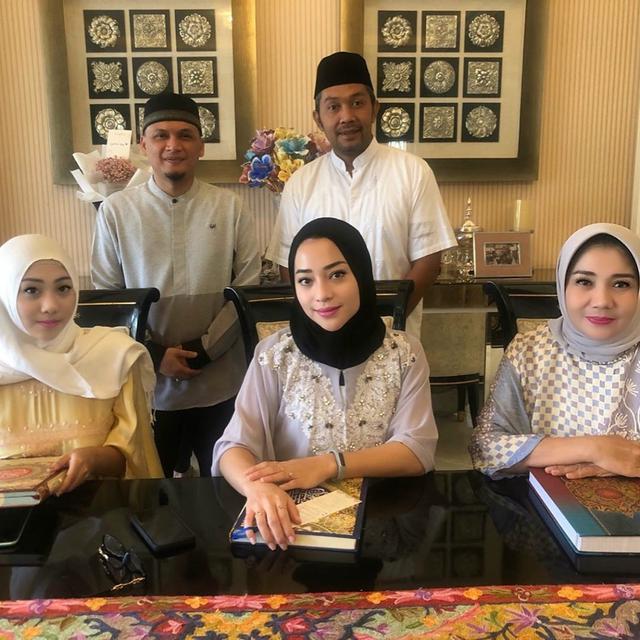 6 Momen Khataman Al Quran Nikita Willy Bareng Keluarga