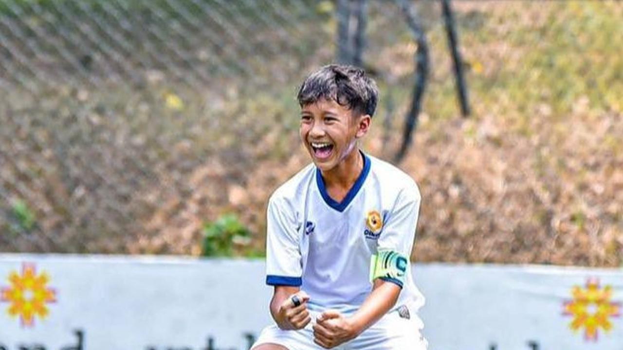 Sang Istri Suka Lihat Anak-Anaknya Main Bola