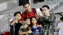 Fans cilik foto bersama dengan kiper Timnas Indonesia U-19, Erlangga Setyo, usai melakukan latihan jelang Piala AFF U-19 2022 di Stadion Madya, Jakarta, Selasa (21/6/2022). (Bola.com/M Iqbal Ichsan)