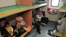 Pemudik beristirahat di KM Dobonsolo tujuan Tanjung Emas Semarang di Terminal Nusantarapura, Pelabuhan Tanjung Priok, Jakarta, Kamis (30/5/2019). Jumlah pemudik yang menggunakan kapal laut dari Pelabuhan ini diprediksi akan bertambah hingga hari puncak 1 Juni 2019. (merdeka.com/Iqbal S. Nugroho)