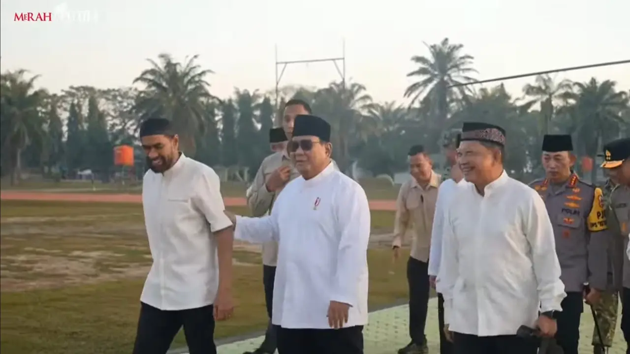 Presiden Prabowo Subianto melaksanakan salat Idul Fitri (Id) di Masjid Darussalam, Kampung Simpang, Karang Baru, Kabupaten Aceh Tamiang, Sabtu (21/3/2026) (Istimewa)