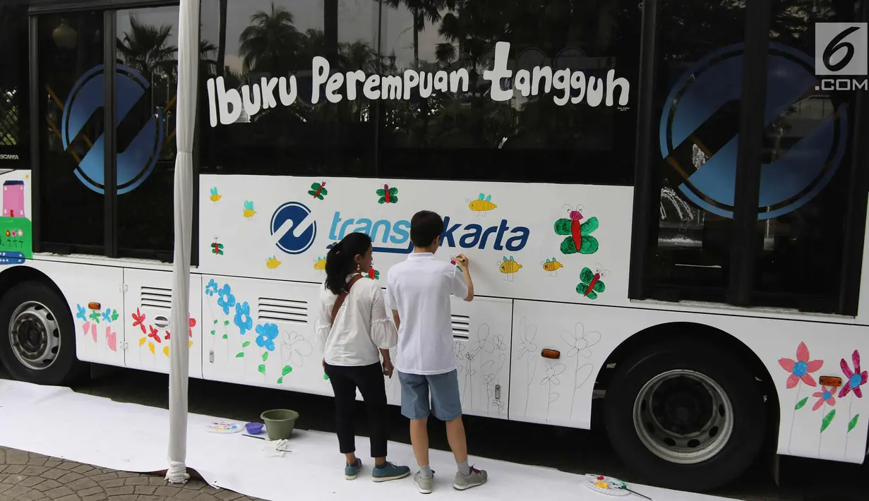 Sejumlah anak berkebutuhan khusus melukis bus Transjakarta di halaman Balai Kota, Jakarta, Jumat (20/4). Kegiatan tersebut dalam rangka memperingati Hari Kartini. Tema lukisan yang diangkat adalah ‘Ibuku Perempuan Tangguh’. (Liputan6.com/Arya Manggala)