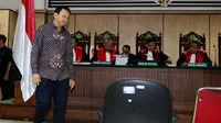 Terdakwa kasus dugaan penistaan agama Basuki Tjahaja Purnama (Ahok) berjalan menuju kursi terdakwa untuk menjalani sidang lanjutan di PN Jakarta Utara, Selasa (26/12). Ahok hadir untuk mendengar putusan sela hakim. (Liputan6.com/Eko Siswono Toyudho/Pool)