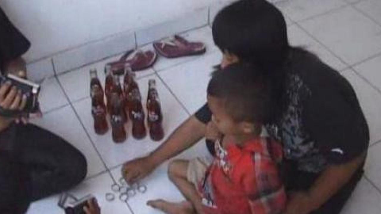 Bocah 4 tahun hobi buka tutup botol pakai gigi