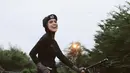 Saat bersepeda, Nycta Gina mengandalkan long tracksuit warna hitam yang senada dengan hijabnya. [Foto: IG/missnyctagina].