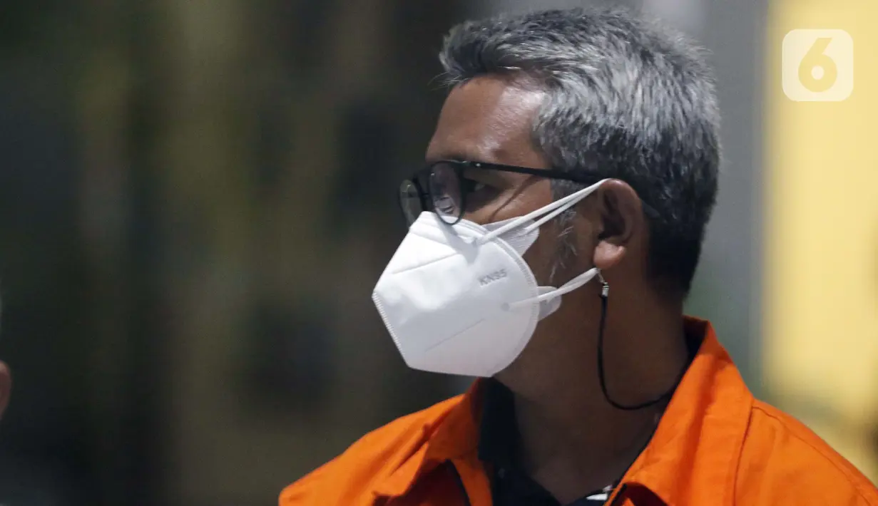Bupati Bintan nonaktif, Apri Sujadi usai menjalani pemeriksaan di Gedung KPK, Jakarta, Selasa (24/8/2021). Apri Sujadi merupakan tersangka pengaturan barang kena cukai dalam pengelolaan kawasan perdagangan dan pelabuhan bebas wilayah Kabupaten Bintan 2016-2018. (Liputan6.com/Helmi Fithriansyah)