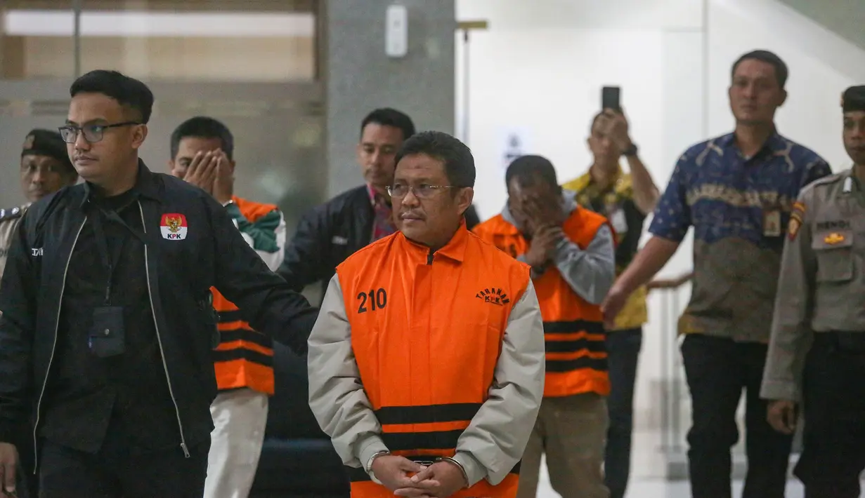 Bupati Lombok Barat Lalu Ahmad Zaini berjalan menuju mobil tahanan usai menjalani pemeriksaan di Gedung Merah Putih KPK, Jakarta, Selasa (21/7/2026). (KLY/Arie Basuki)