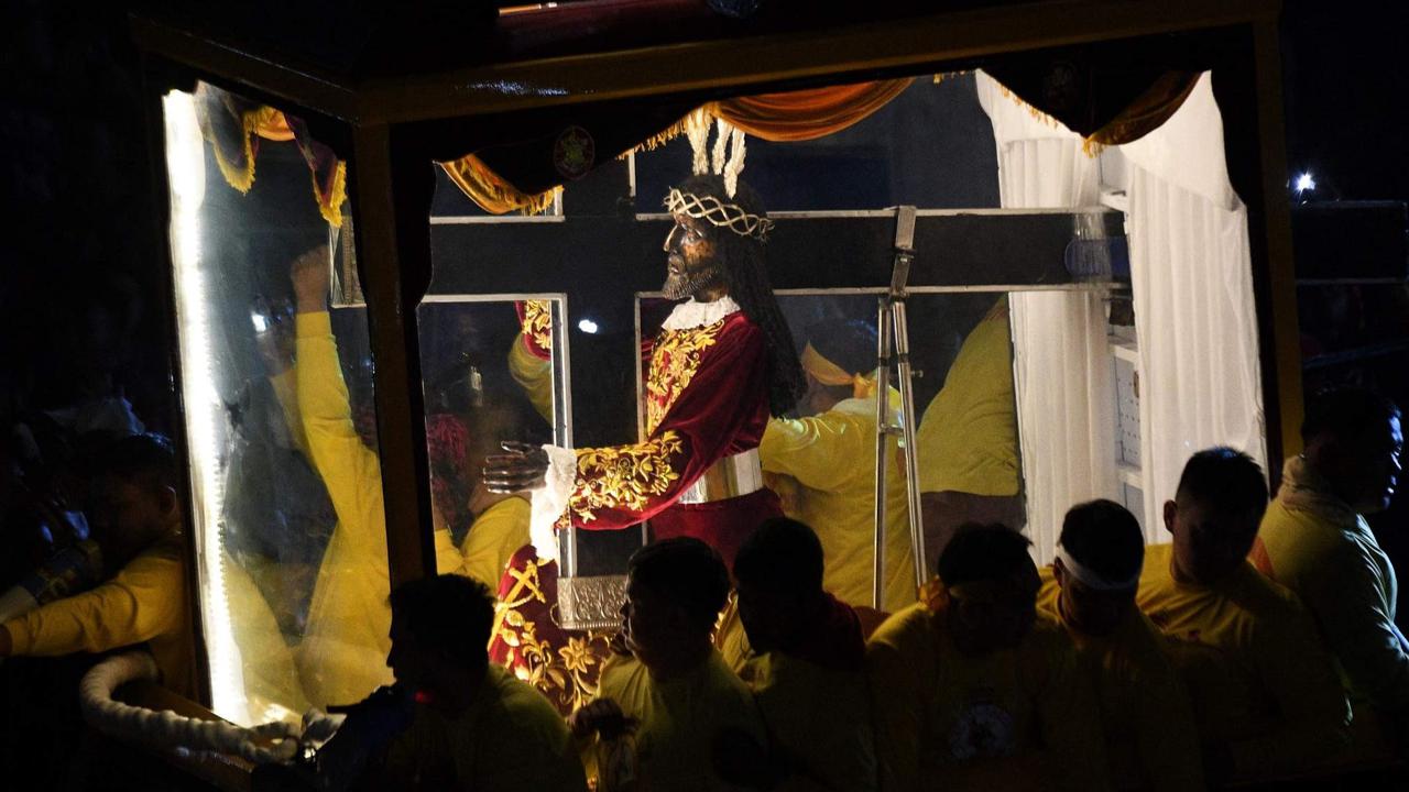 Lautan umat Katolik arak patung Yesus saat parade Black Nazarene di Filipina