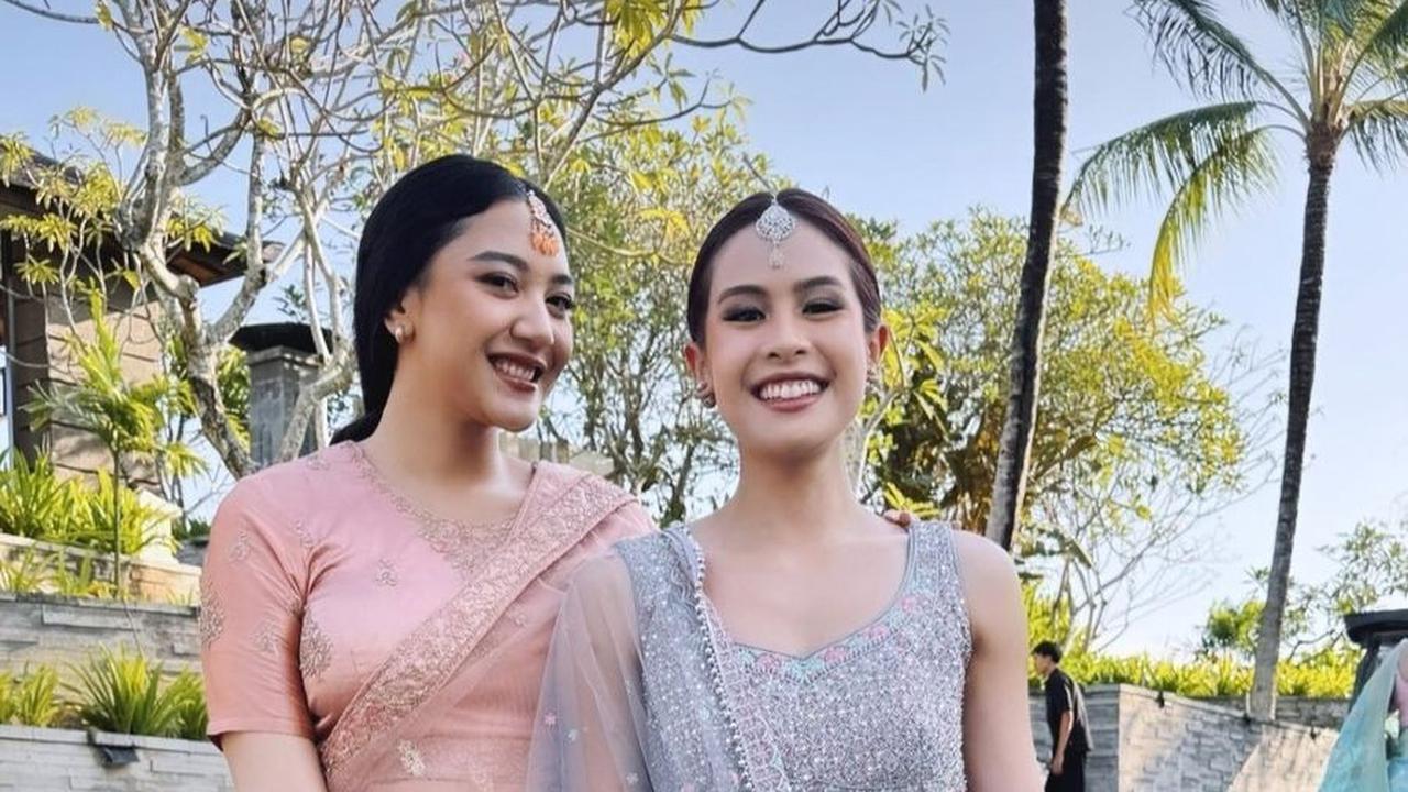 Potret kebersamaan Maudy Ayunda dengan Putri Tanjung. Tampak keduanya saat mengabadikan foto bersama.