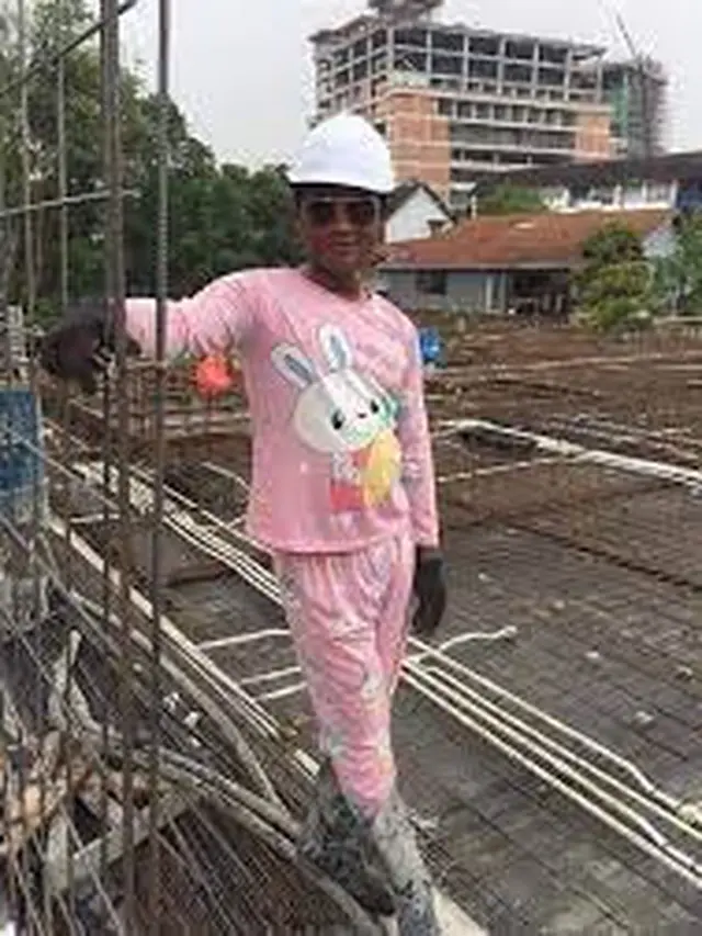 6 Kostum Kuli Bangunan saat Bekerja Ini Anti-Mainstream, Kocak