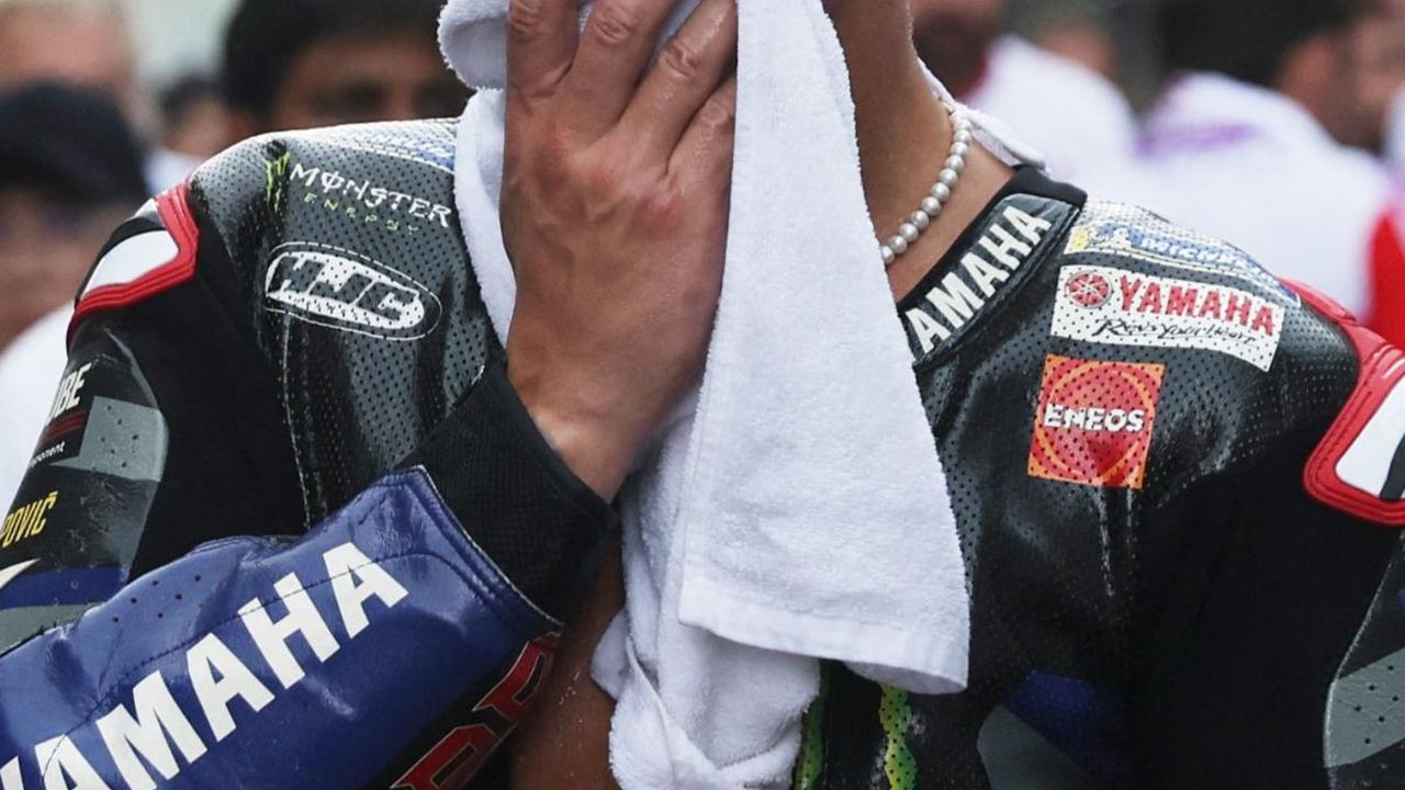 Selain itu pembalap dari tim Monster Energy Yamaha Fabio Quartararo juga terkena dampaknya. Dia tampak melepas resleting baju balapnya akibat suhu panas di India usai balapan.