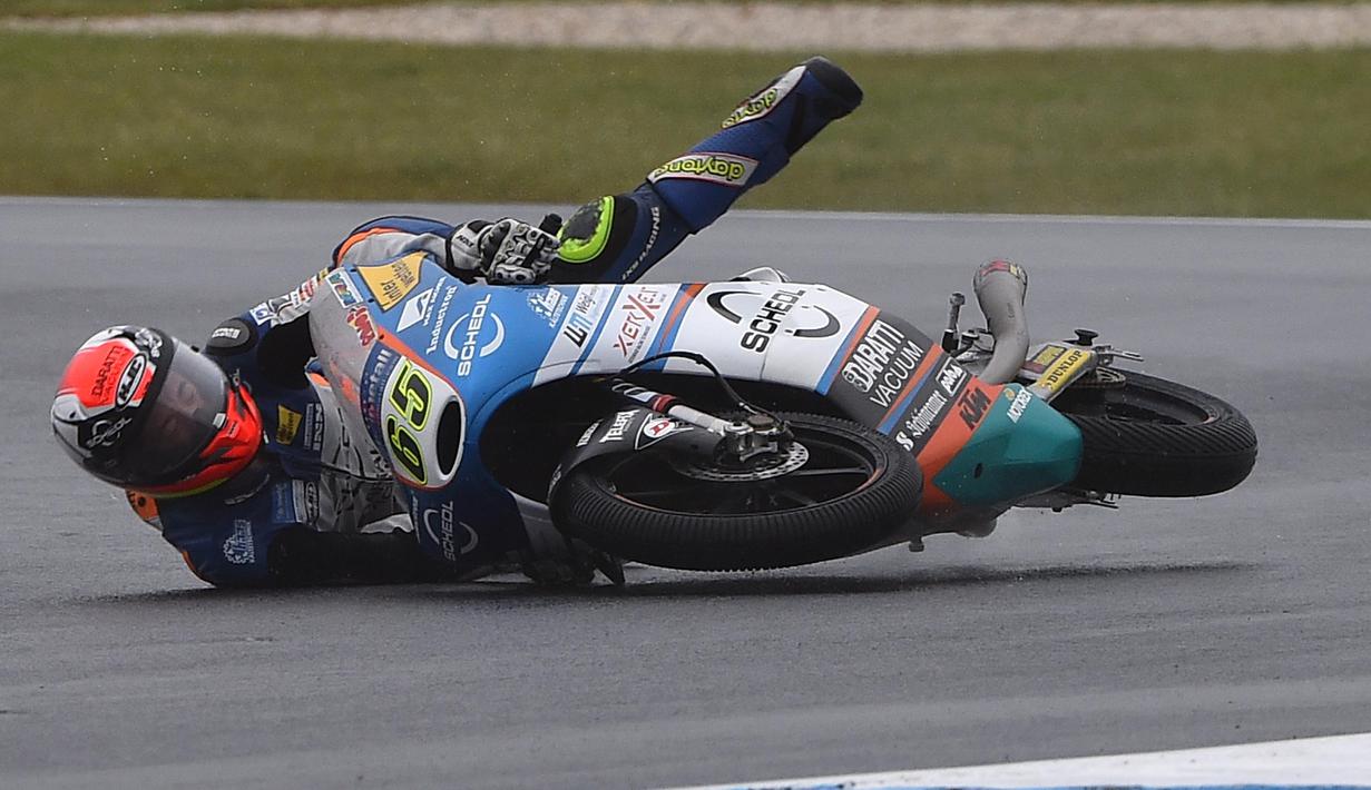 Pebalap Schedl GP Racing, Philipp Oettl tergelincir pada sesi latihan Moto 3 rashes out during the first practice session of the Moto 3 Australian Grand Prix di Phillip Island (21/10/2016). (AFP/Paul Crock)