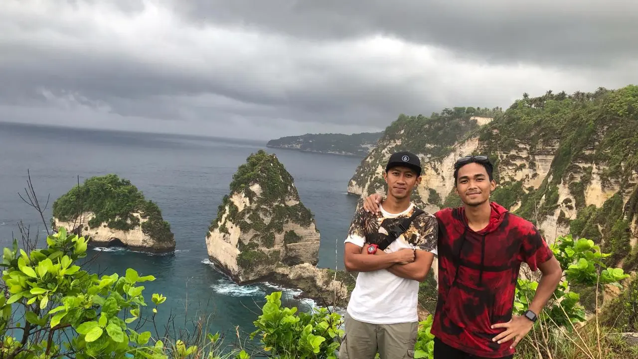 Dua pesepak bola muda Indonesia, Antoni Putro Nugroho (kiri) dan Bagas Adi Nugroho
