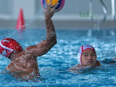 Otot tubuh seorang atlet Polo Air Putra Indonesia  saat mengikuti sesi latihan di Aquatic Center, Senayan, (07/03/2018). Latihan ini meupakan persiapan Asian Games 2018. (Bola.com/Nick Hanoatubun)