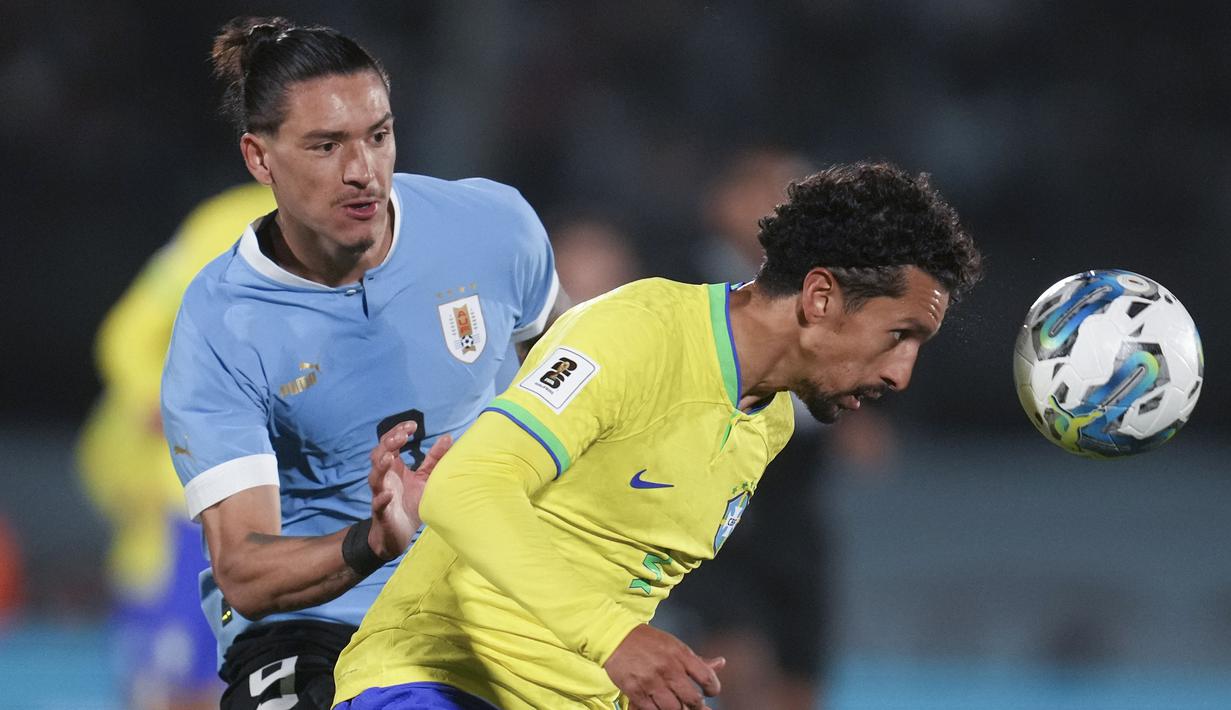 Bek Timnas Brasil, Marquinhos (kanan) menyundul bola dibayangi striker Uruguay, Darwin Nunez pada laga Kualifikasi Piala Dunia 2026 Zona Conmebol di Centenario Stadium, Montevideo, Uruguay, Rabu (18/10/2023) pagi WIB. (AP Photo/Matilde Campodonico)