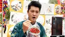 Seorang warga lokal memperkenalkan ceri melalui siaran langsung (livestreaming) via telepon seluler dalam festival ceri yang digelar di kawasan wisata Cherry Vale di Distrik Erqi, Zhengzhou, Provinsi Henan, China tengah, (6/5/2020). (Xinhua/Hao Yuan)