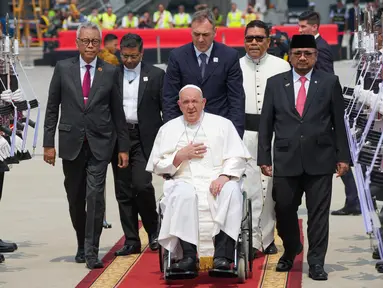 Paus Fransiskus (tengah) bersama Menteri Agama (Menag) Republik Indonesia, Yaqut Cholil Qoumas (kanan) menjelang keberangkatannya dari Bandara Internasional Soekarno-Hatta, Tangerang, Banten menuju ibu kota Papua Nugini, Port Moresby, pada 6 September 2024. (Tatan Syuflana/POOL/AFP)