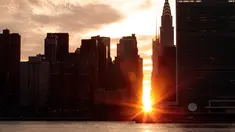 Pemandangan Manhattanhenge di New York, AS, Senin (11/7). Manhattanhenge adalah sebutan untuk sunset sempurna di New York di mana matahari berada tepat di antara 2 gedung yang terbelah dengan jalan. (Drew Angerer / Getty Images / AFP)