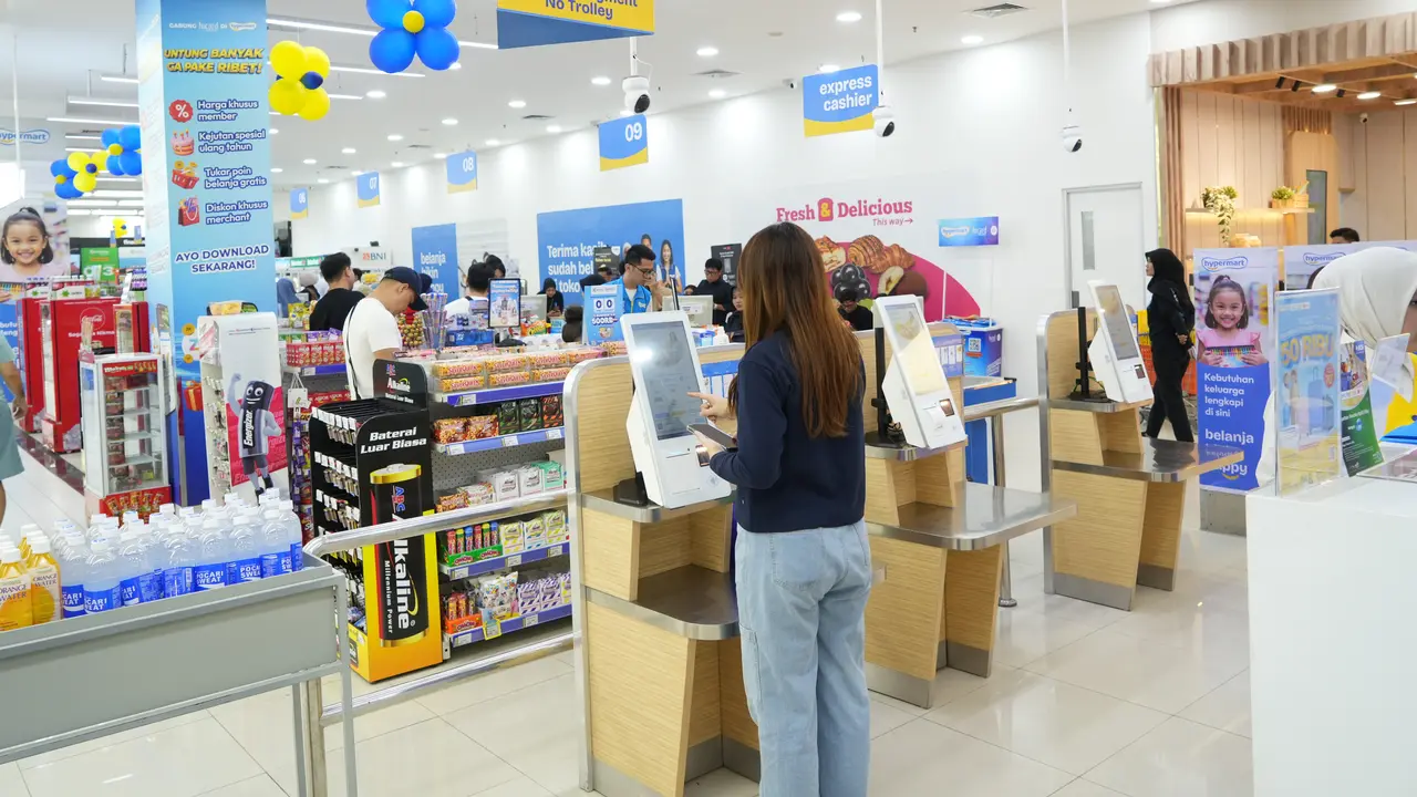 Hypermart menghadirkan self check-out machine yang memungkinkan pelanggan menyelesaikan pembayaran secara mandiri. (Dok Hypermart)