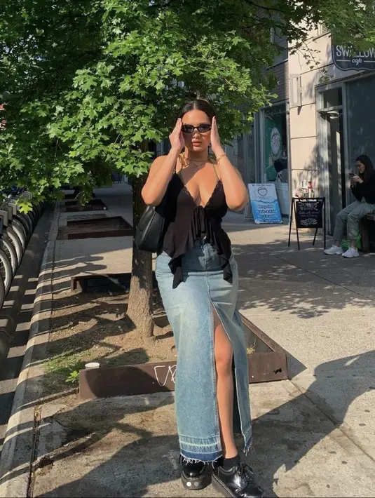 <p>Sedangkan Zahwa Massaid terlihat lebih berani dengan pilihan outfit yang serupa. Ia juga mengenakan atasan hitam dengan aksen tali spaghetti, disertai rok denim dengan belahan yang tinggi. [Foto: Instagram/ Zahwa Massaid]</p>