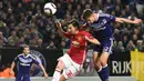 Bek Manchester United, Matteo Darmian, duel udara dengan gelandang Anderlecht, Leander Dendoncker, pada laga Liga Europa di Stadion Constant Vanden Stock, Belgia, Kamis (13/4/2017). Kedua klub bermain imbang 1-1. (AFP/Emmanuel Dunand)