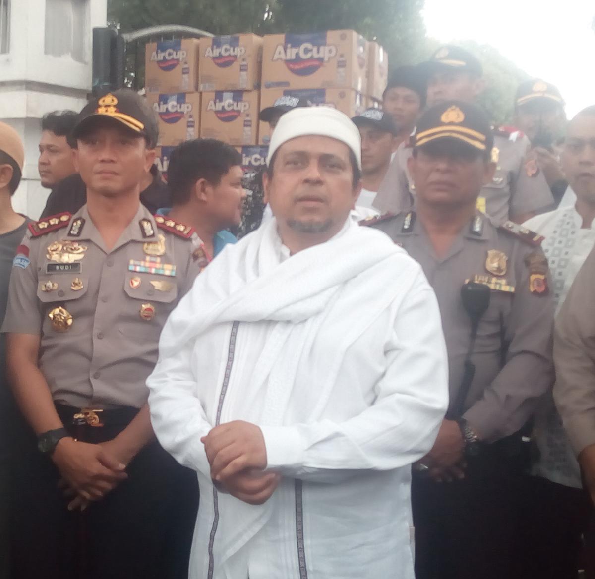 Orator Aliansi Umat Islam Bela Tauhid Ustad Haikal Hassan di tengah-tengah massa di Garut
