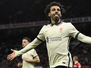 Luar biasa Mohamed Salah! Tiga golnya bagi Liverpool ke gawang Manchester United di Old Trafford, Minggu (24/10/2021) menjadi pukulan telak bagi Setan Merah dan tentunya pembuktian untuk sang rival, Cristiano Ronaldo yang telah kenyang dengan berbagai rekor. (AFP/Oli Scarff)